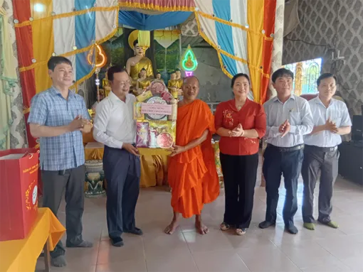 Thăm, chúc Tết Chôl Chnăm Thmây đồng bào dân tộc Khmer tại xã Đông Phước