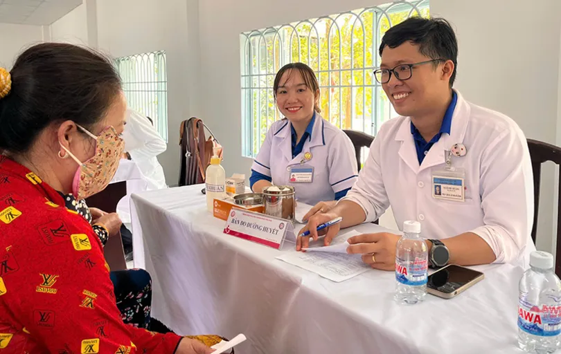 Khám bệnh và cấp phát thuốc miễn phí cho hơn 800 người dân
