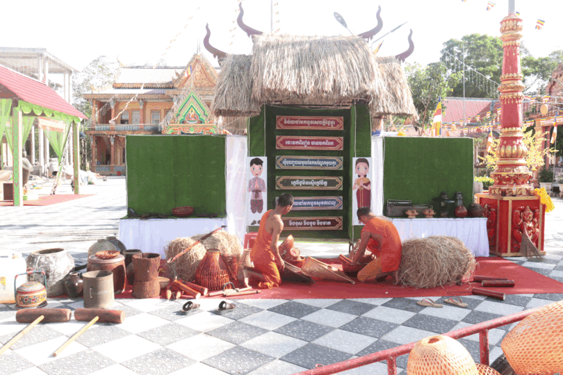 ជន​រួម​ជាតិ​ខ្មែរ​រៀប​ចំ​ទទួល​បុណ្យ​ចូល​ឆ្នាំ​ថ្មី​ប្រ​ពៃ​ណី