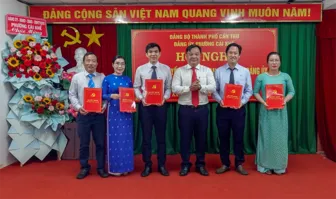 Phường Cái Khế tiếp nhận 2 tổ chức đảng và 38 đảng viên