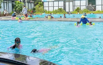 Chuẩn bị hành trang cho bé đi bơi