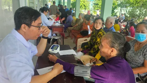 CDC Cần Thơ tổ chức khám bệnh, cấp thuốc, tiêm ngừa vắc-xin phòng bệnh cúm tại xã Lương Tâm