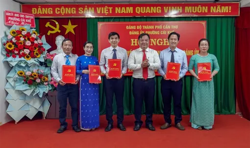 Phường Cái Khế tiếp nhận 2 tổ chức đảng và 38 đảng viên