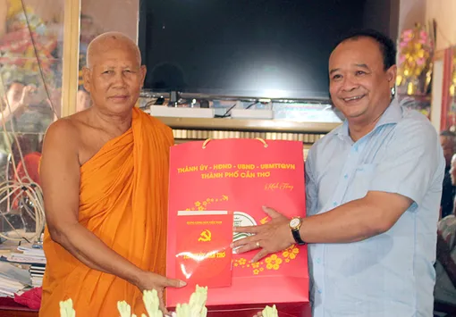 Ông Nguyễn Ngọc Tâm thăm, chúc Tết Chôl Chnăm Thmây tại phường Vĩnh Phước