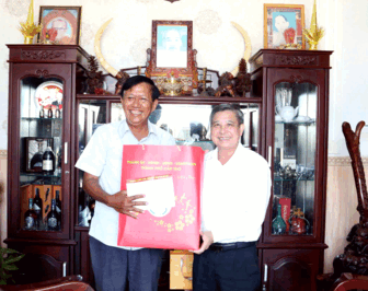 ថ្នាក់​ដឹក​នាំ​ក្រុង​កឹង​ធើ អញ្ជើញ​ទៅ​សួរ​សុខ​ទុក្ខ និង​ប្រ​សិទ្ធ​ពរ​ឆ្នាំ​ថ្មីដល់​គ្រួ​សារ​កម្មា​ភិបាល​ខ្មែរ​ចូល​និវត្តន៍ និង​វត្ត​ខ្មែរ​នា​នា