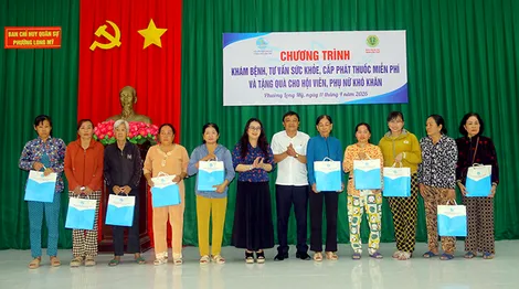 Khám bệnh và cấp phát thuốc miễn phí cho phụ nữ khó khăn