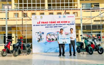 Công ty TNHH Hồng Đức trao tặng 8 xe gắn máy điện Honda ICON e: