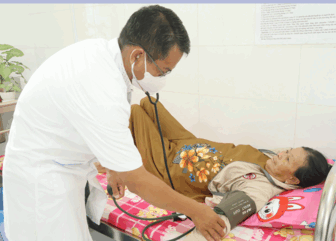 គ្រូ​ពេទ្យ​ថាច់​ម៉ាច់ អស់​ពី​ចិត្ត​ដើម្បី​សុខ​ភាព​ជន​រួម​ជាតិ​ខ្មែរ