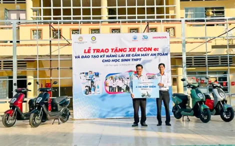 Công ty TNHH Hồng Đức trao tặng 8 xe gắn máy điện Honda ICON e: