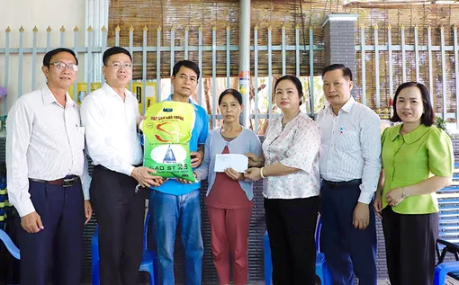 Sở Nội vụ TP Cần thăm hỏi, động viên công nhân bị tai nạn lao động