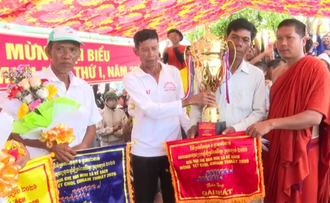 16 đội ghe Ngo tranh tài tại Giải đua ghe Ngo mini ở xã Kế Sách