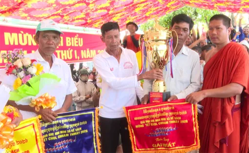 16 đội ghe Ngo tranh tài tại Giải đua ghe Ngo mini ở xã Kế Sách