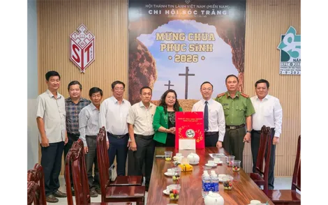 Lãnh đạo TP Cần Thơ thăm, chúc mừng Lễ Phục sinh tại phường Sóc Trăng