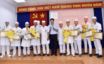 ជូន​រង្វាន់​ដល់​ក្រុម​គ្រូ​ពេទ្យ​ដែល​បាន​សង្គ្រោះ​ជី​វិត​អ្នក​ជំងឺ​ធ្លាយ​បេះ​ដូង​ក្នុង​ស្ថាន​ភាព​គ្រោះ​ថ្នាក់​បំ​ផុត