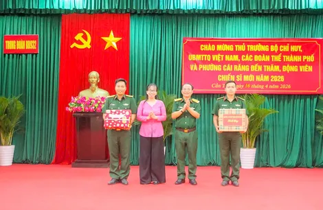 Thăm và tặng quà chiến sĩ mới tại Trung đoàn 932