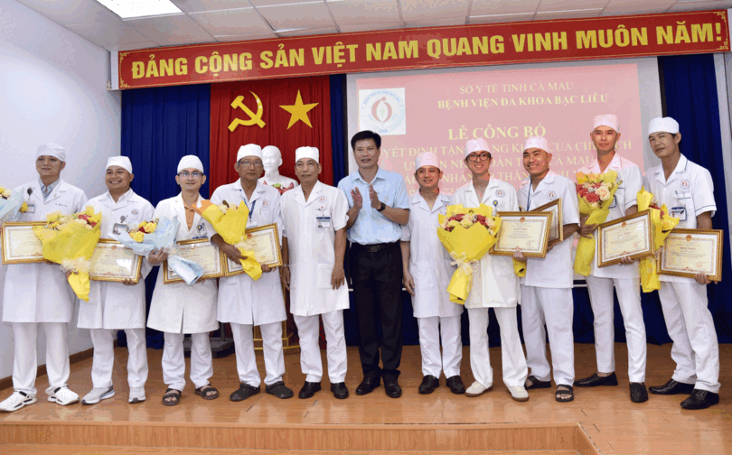 ជូន​រង្វាន់​ដល់​ក្រុម​គ្រូ​ពេទ្យ​ដែល​បាន​សង្គ្រោះ​ជី​វិត​អ្នក​ជំងឺ​ធ្លាយ​បេះ​ដូង​ក្នុង​ស្ថាន​ភាព​គ្រោះ​ថ្នាក់​បំ​ផុត