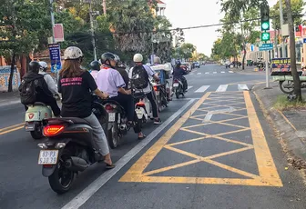 Hiệu quả bước đầu từ việc thí điểm kẻ vạch mắt võng giao thông