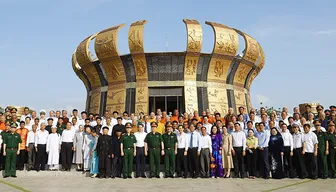 Chương trình gặp mặt Đoàn đại biểu già làng, trưởng thôn, trưởng ấp, trưởng khu, người có uy tín, chức sắc tôn giáo tiêu biểu vùng đồng bào dân tộc thiểu số khu vực Nam Bộ năm 2026: Đoàn Đại biểu viếng Đền thờ Vua Hùng TP Cần Thơ