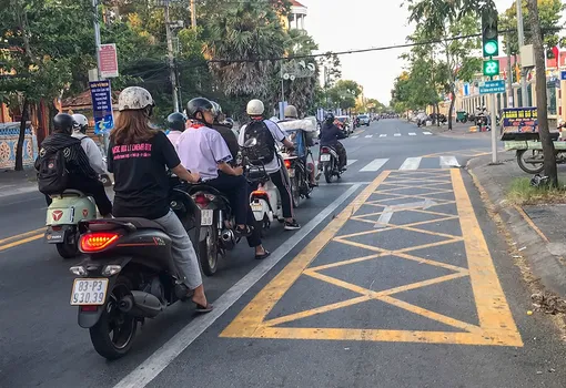 Hiệu quả bước đầu từ việc thí điểm kẻ vạch mắt võng giao thông