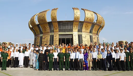 Chương trình gặp mặt Đoàn đại biểu già làng, trưởng thôn, trưởng ấp, trưởng khu, người có uy tín, chức sắc tôn giáo tiêu biểu vùng đồng bào dân tộc thiểu số khu vực Nam Bộ năm 2026: Đoàn Đại biểu viếng Đền thờ Vua Hùng TP Cần Thơ