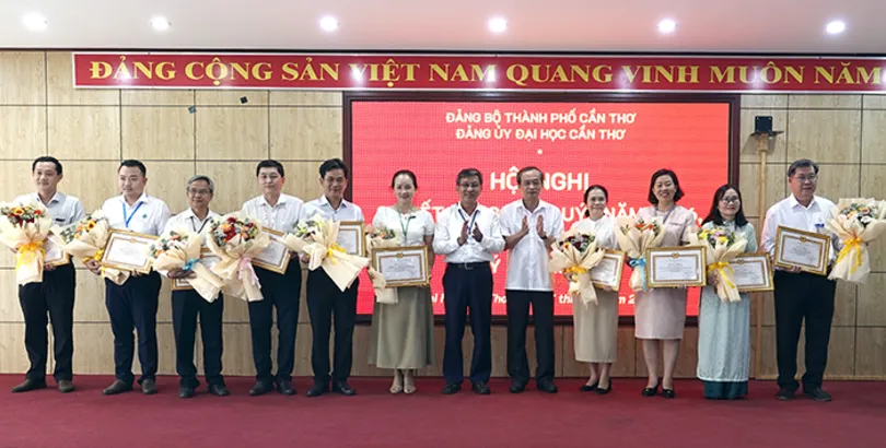 Đảng bộ Đại học Cần Thơ kết nạp 28 đảng viên