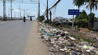 Cần sớm dọn dẹp rác thải dưới chân cầu Bình Thủy