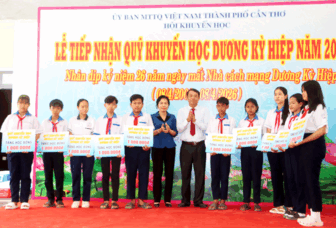 ទទួល​ថវិ​កា​ជិត ៤៦០ លាន​ដុង សម្រាប់​មូល​និធិ​ជំ​រុញ​ការ​សិក្សា​យឿង​គី​ហេប