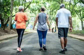 Đi bộ 10.000 bước/ngày giảm nguy cơ mắc bệnh và tử vong do ngồi nhiều