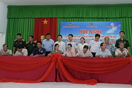 Cảnh sát biển đồng hành cùng ngư dân tỉnh Đồng Tháp