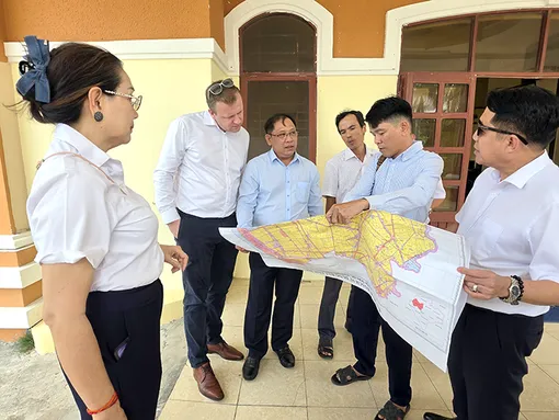 Lãnh đạo TP Cần Thơ cùng Tập đoàn Hùng Nhơn và Tập đoàn De Heus khảo sát vùng nuôi trồng thủy sản tại xã Liêu Tú