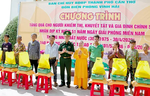 Trao 200 phần quà tặng người khuyết tật, gia đình chính sách khu vực ven biển