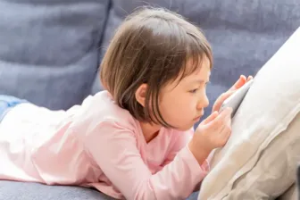 Nhật cân nhắc biện pháp kiểm soát chứng “nghiện” mạng xã hội ở trẻ em