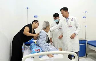 Cụ ông gần 100 tuổi phẫu thuật thay khớp háng thành công tại Bệnh viện Trường Đại học Y Dược Cần Thơ