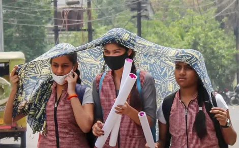 Ấn Độ buộc trường học rung chuông nhắc học sinh uống nước