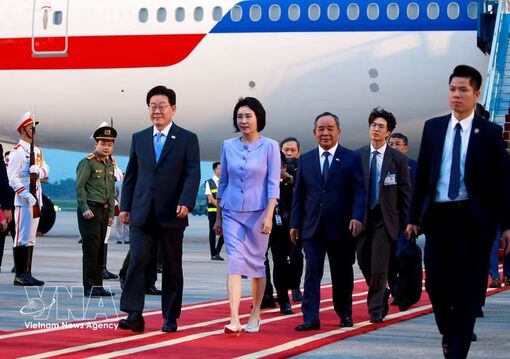 Korean President arrives in Hanoi, beginning state visit to Vietnam