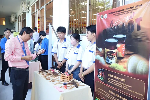 Tổ chức nhiều sân chơi học thuật cho sinh viên