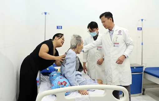 Cụ ông gần 100 tuổi phẫu thuật thay khớp háng thành công tại Bệnh viện Trường Đại học Y Dược Cần Thơ