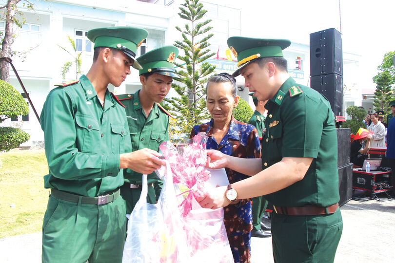 ភាព​កក់​ក្តៅ​នៃ​មនោ​សញ្ចេត​នា​កង​ទ័ព​និង​ប្រ​ជា​ជន​នៅ​តំ​បន់​ព្រំ​ដែន​សមុទ្រ​កា​ម៉ាវ