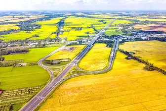 Nông dân miền Tây “vượt nắng” đưa lúa về kho giữa mùa khô khắc nghiệt