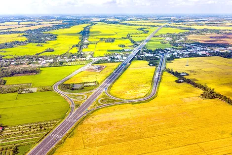 Nông dân miền Tây “vượt nắng” đưa lúa về kho giữa mùa khô khắc nghiệt