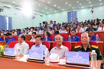 Gần 500 sinh viên giao lưu với nhân chứng lịch sử