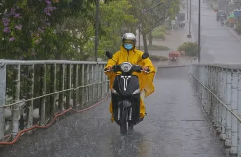 Thời tiết ngày 24/4: Trung Bộ mưa to diện rộng, có nơi trên 80mm