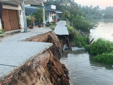 Sạt lở làm hàng chục mét đường giao thông nông thôn trôi tuột xuống sông