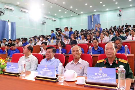 Gần 500 sinh viên giao lưu với nhân chứng lịch sử