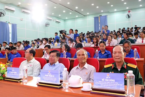 Gần 500 sinh viên giao lưu với nhân chứng lịch sử