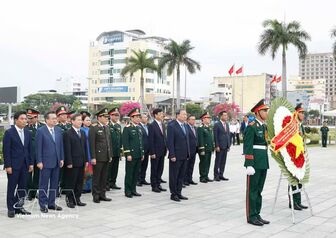 Party General Secretary, State President offers incense in tribute to fallen heroes in Da Nang