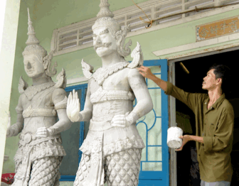 យុវ​ជន​ជក់​ចិត្ត​នឹង​សិល្បៈ​សូន​រូប