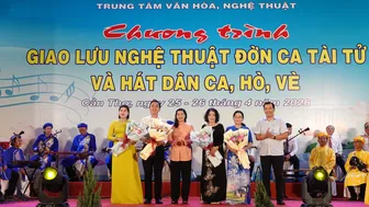 “Tri âm hội ngộ” hòa đờn ca trước Đền thờ Quốc Tổ