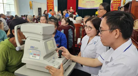 Khám, tư vấn, tầm soát bệnh lý về mắt và tặng quà người dân xã Đông Hiệp