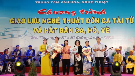 “Tri âm hội ngộ” hòa đờn ca trước Đền thờ Quốc Tổ